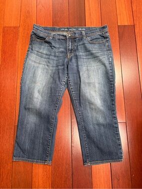 Old Navy ladies cropped Medium Blue Relaxed  Jeans size 10
